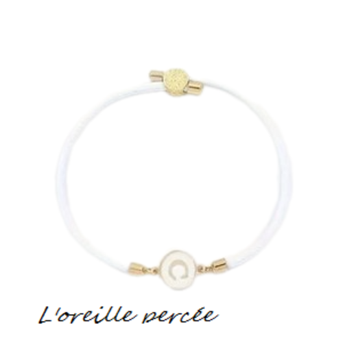 Bracelet cordon blanc lettre c