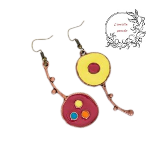 Boucle d'oreille pendante asymètrique émaillée