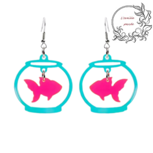 Boucle d'oreille poisson orange fluo dans son aquarium