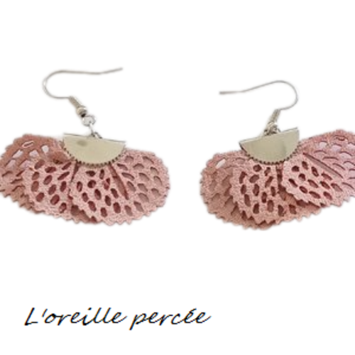 Boucle d'oreille pétale de fleur rose