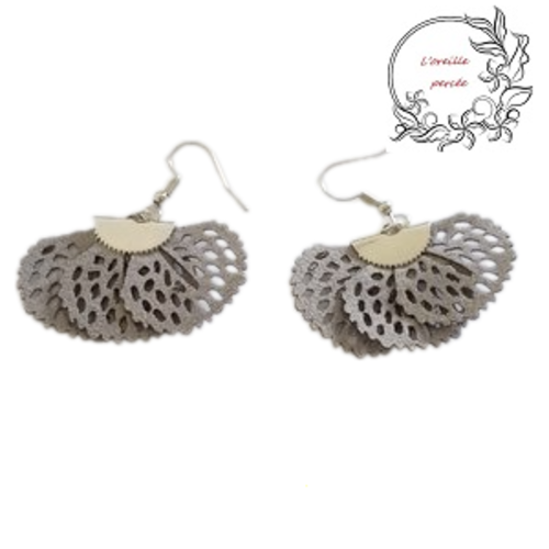 Boucle d'oreille pétale de fleur grise