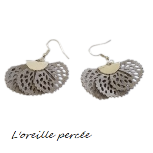 Boucle d'oreille pétale de fleur grise