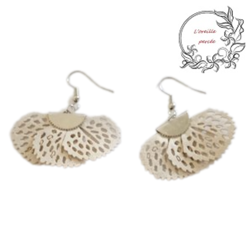 Boucle d'oreille pétale de fleur beige