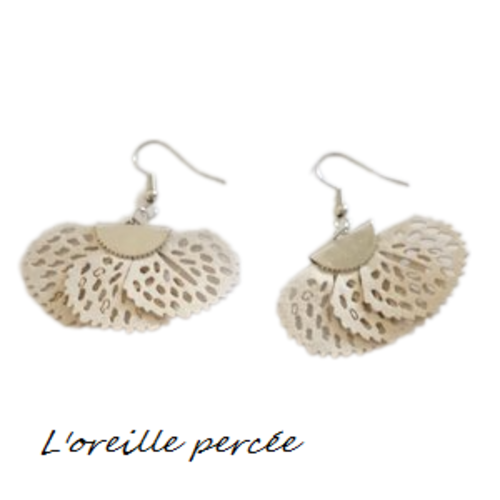 Boucle d'oreille pétale de fleur beige