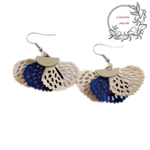 Boucle d'oreille pétale de fleur beige/bleu marine