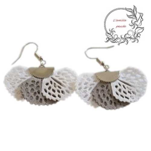 Boucle d'oreille pétale de fleur blanc/gris