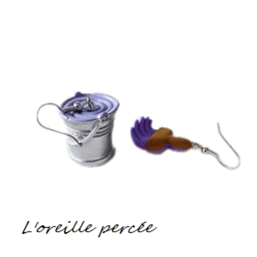 Boucle d'oreille asymétrique seau de peinture et son pinceau mauve