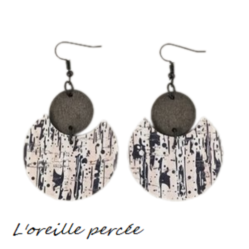 Boucle d'oreille bois et liège imprimé abstrait noir et rose