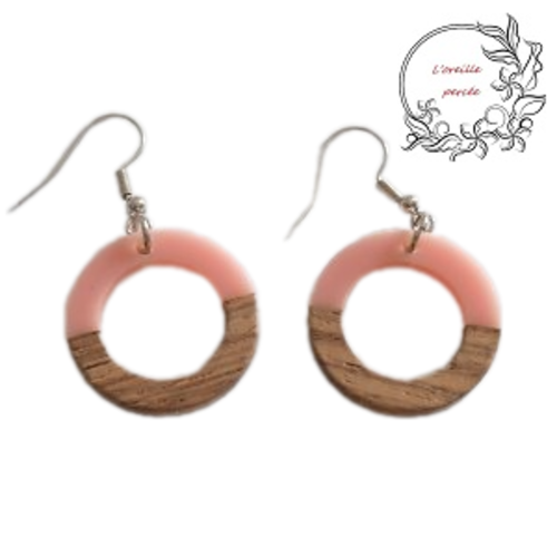 Boucle d'oreille cercle bois et résine rose clair