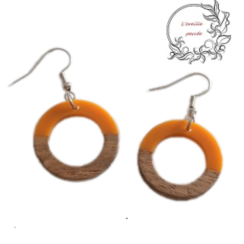 Boucle d'oreille cercle bois et résine orange