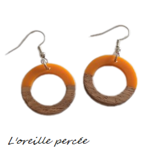 Boucle d'oreille cercle bois et résine orange