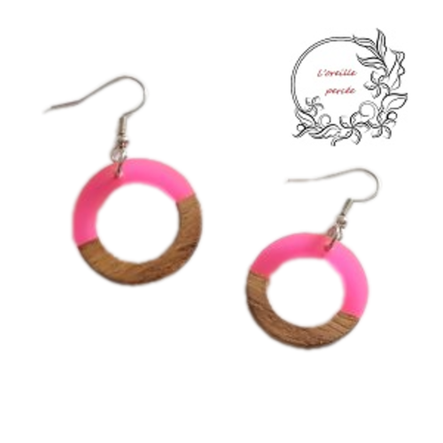 Boucle d'oreille cercle bois et résine fuschia