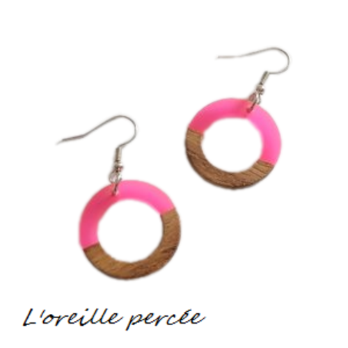 Boucle d'oreille cercle bois et résine fuschia