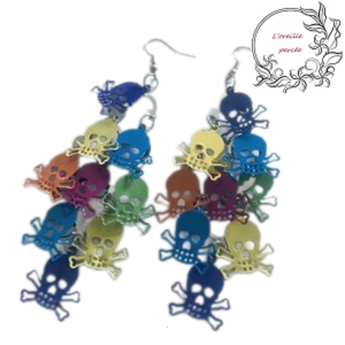 Boucle d'oreille nuée de tête de mort