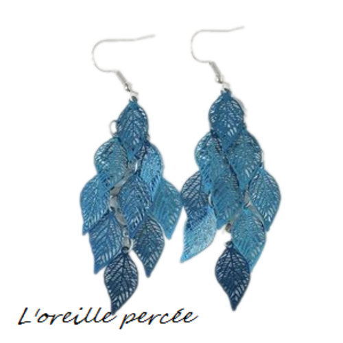 Boucle d'oreille nuée de feuilles bleues métalliques