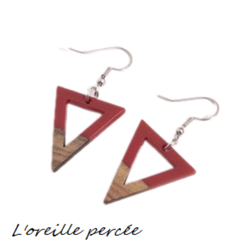 Boucle d'oreille triangle bois et résine rouge