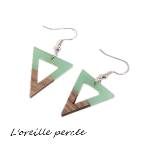 Boucle d'oreille triangle bois et résine vert clair