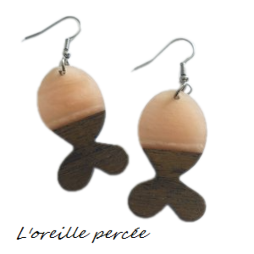 Boucle d'oreille poisson bois et résine rose saumoné