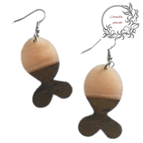 Boucle d'oreille poisson bois et résine rose saumoné