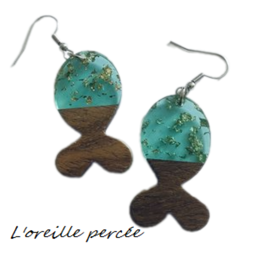 Boucle d'oreille poisson bois et résine vert clair et feuille d'or
