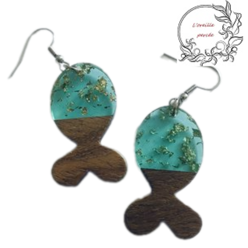 Boucle d'oreille poisson bois et résine vert clair et feuille d'or