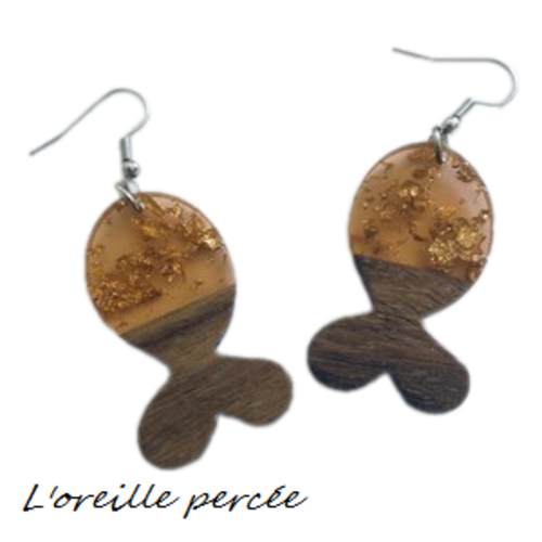 Boucle d'oreille poisson bois et résine orange clair et feuille d'or