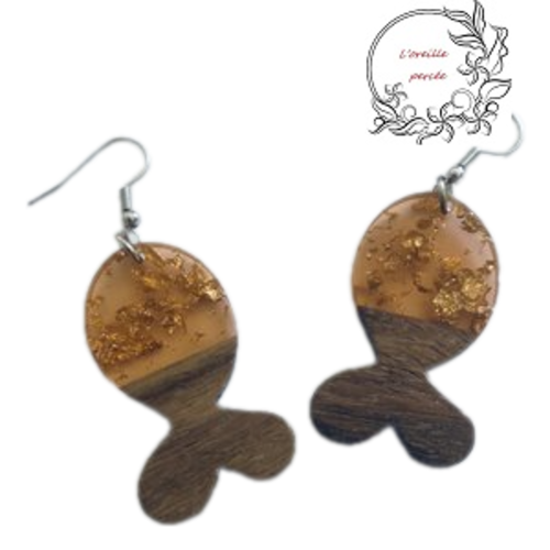 Boucle d'oreille poisson bois et résine orange clair et feuille d'or