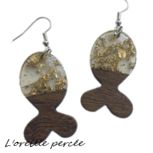 Boucle d'oreille poisson bois et résine translucide et feuille d'or