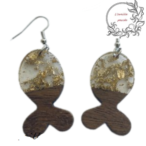 Boucle d'oreille poisson bois et résine translucide et feuille d'or