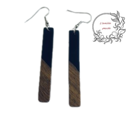 Boucle d'oreille tige bois et résine noire