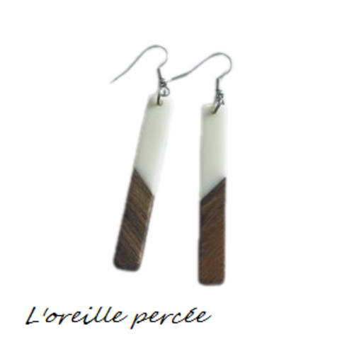 Boucle d'oreille tige bois et résine blanc