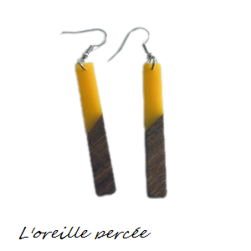 Boucle d'oreille tige bois et résine jaune