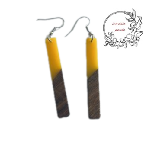 Boucle d'oreille tige bois et résine jaune