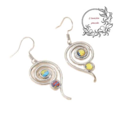 Boucle d'oreille spirale et son petit cabochon