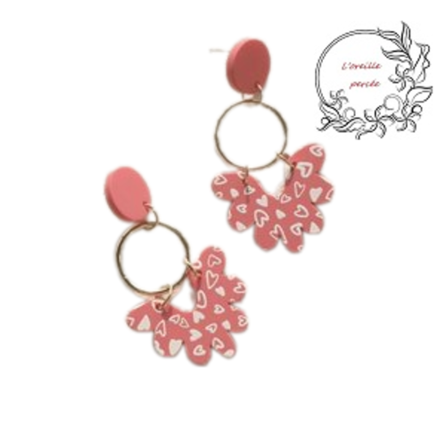 Boucle d'oreille pendante motif coeur blanc