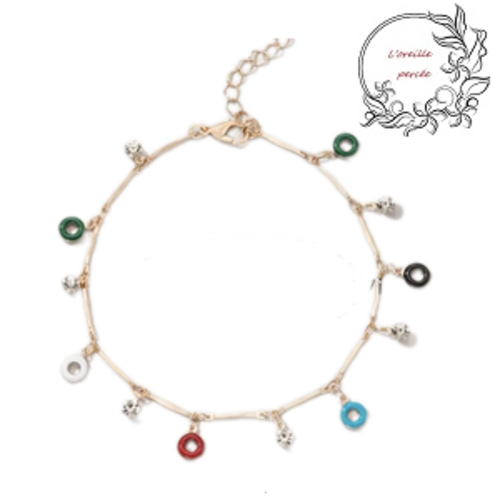 Chaîne de cheville dorée et ses breloques et strass