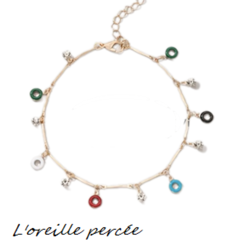 Chaîne de cheville dorée et ses breloques et strass