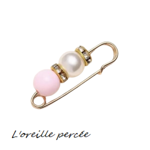 Broche épingle et sa perle ronde rose et nacrée et ses rondelles strass