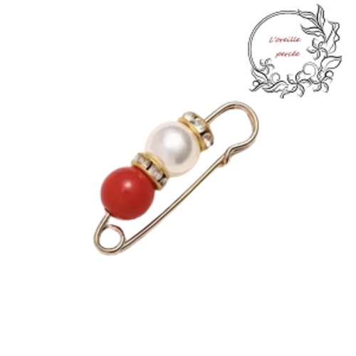 Broche épingle et sa perle ronde rouge et nacrée et ses rondelles strass