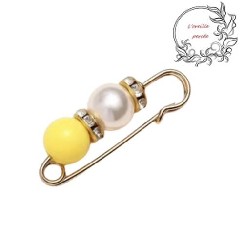 Broche épingle et sa perle ronde jaune et nacrée et ses rondelles strass
