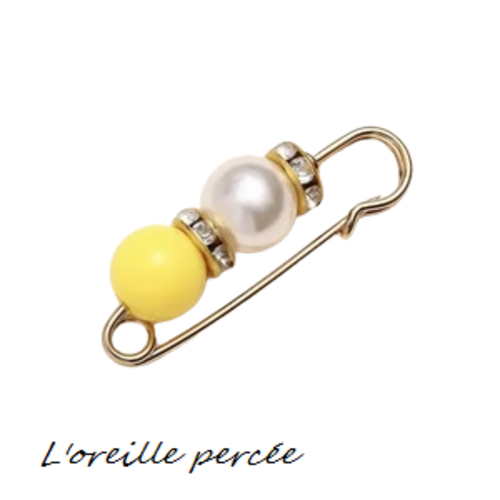 Broche épingle et sa perle ronde jaune et nacrée et ses rondelles strass