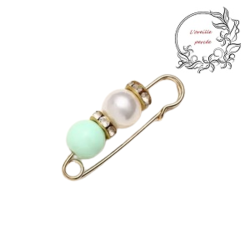 Broche épingle et sa perle ronde vert clair et nacrée et ses rondelles strass