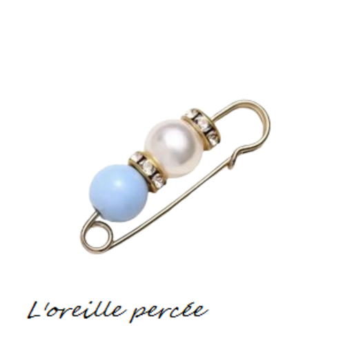 Broche épingle et sa perle ronde bleu clair et nacrée et ses rondelles strass