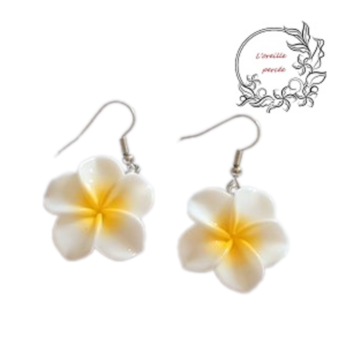 Boucle d'oreille fleur de tiaré blanche