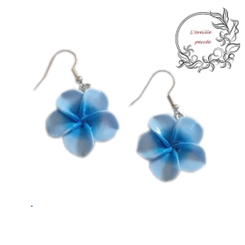 Boucle d'oreille fleur de tiaré bleue