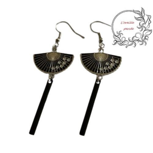 Boucle d'oreille éventail noir émail