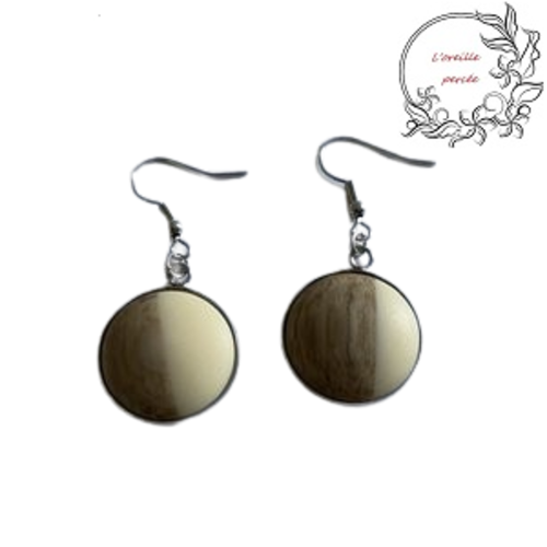 Boucle d'oreille cabochon bois et résine beige 20mm