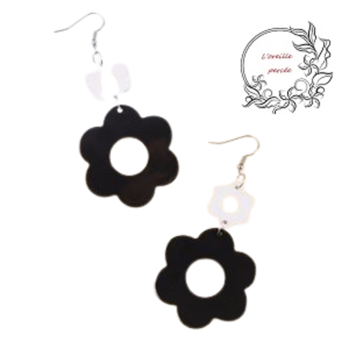 Boucle d'oreille duo de fleurs blanches et noires