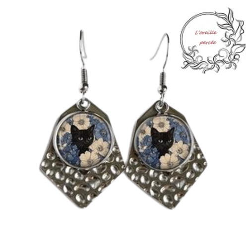 Boucle d'oreille chat noir et ses fleurs bleues et blanches