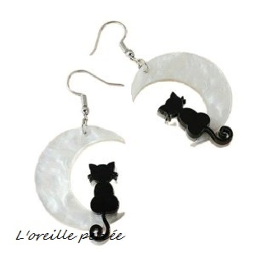 Boucle d'oreille chat noir sur sa lune nacré